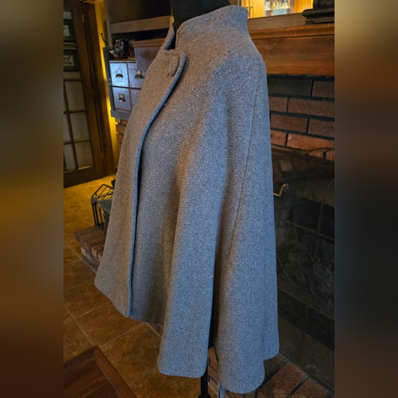 Cape - Picture 3 of 6